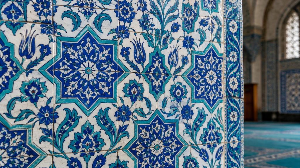 İznik Çinileri: Camilerimizi Süsleyen Sanat